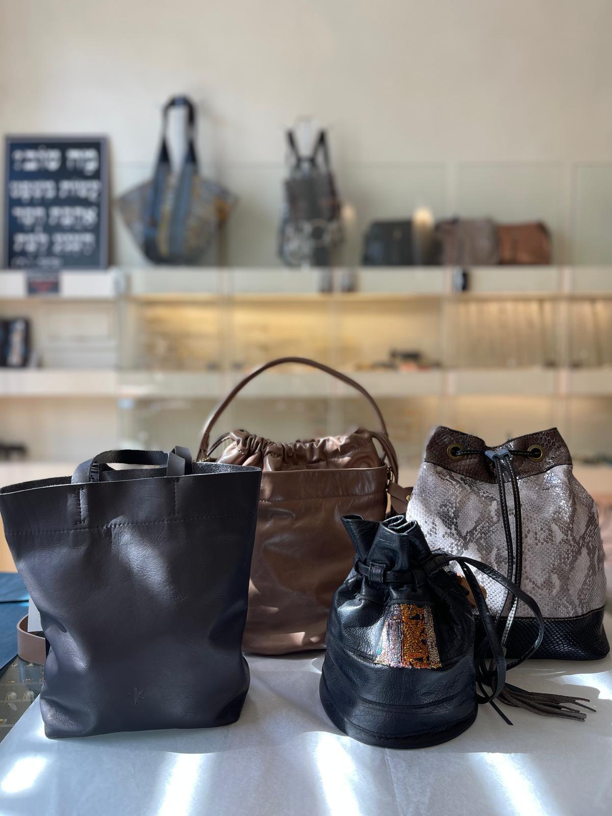 תיקי עור בחנות - Leather Bags Collection